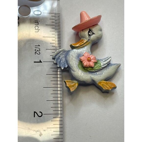 Vintage plastic Duck Brooch With Pink Hat & Flower pin - Picture 2 of 7